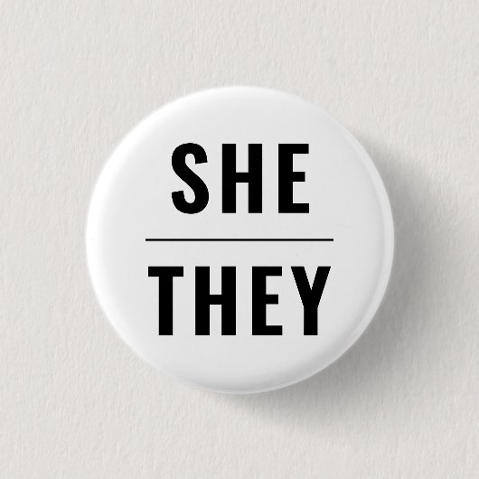 彼女は性代名詞白黒lgbtqプライド 缶バッジ (正面)