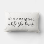 「彼女は愛する人生をデザインした」装飾用クッション ランバークッション (正面)