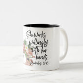 彼女は手や裁縫のマグカップで進んで働く ツートーンマグカップ (正面右)