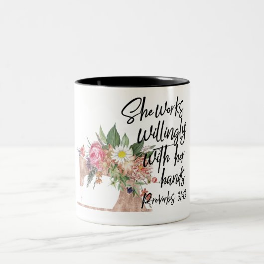 彼女は手や裁縫のマグカップで進んで働く ツートーンマグカップ (中央)
