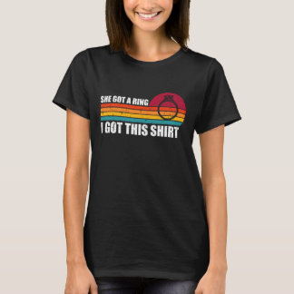 彼女は指輪、私はこのTシャツ レトロ 面白い婚約 Tシャツ
