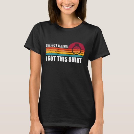 彼女は指輪、私はこのTシャツ レトロ 面白い婚約 Tシャツ (正面)