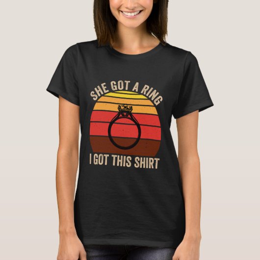 彼女は指輪 私はこのTシャツ 婚約おもしろ Tシャツ (正面)
