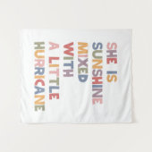 彼女は日光に少しハリケーンが混ざっている タペストリー (正面(横))