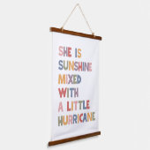 彼女は日光に少しハリケーンが混ざっている 吊り下げ型タペストリー (傾斜あり)