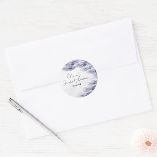 彼女は最高の気分で ブライダルシャワーを楽しんでいる ラウンドシール (封筒)