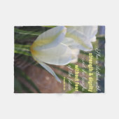 彼女は服を着ている – 箴言31:25 フリースブランケット (正面(横))