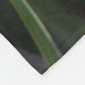 彼女は服を着ている – 箴言31:25 フリースブランケット (角)