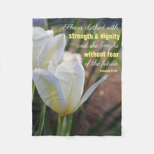 彼女は服を着ている – 箴言31:25 フリースブランケット (正面)
