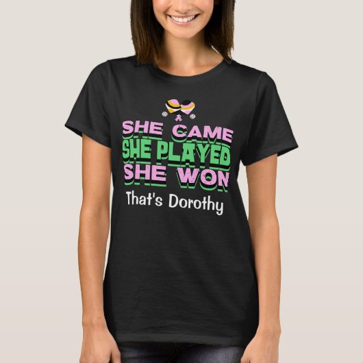 彼女は来た。戦った。勝った。面白Tシャツ Tシャツ (正面)