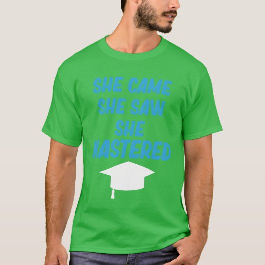 彼女は来て見て教育を極めた 学士 Tシャツ (正面)