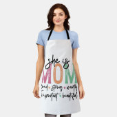 彼女は母である：愛され、強く、価値があり、重要な、ボー エプロン (着用した状態)