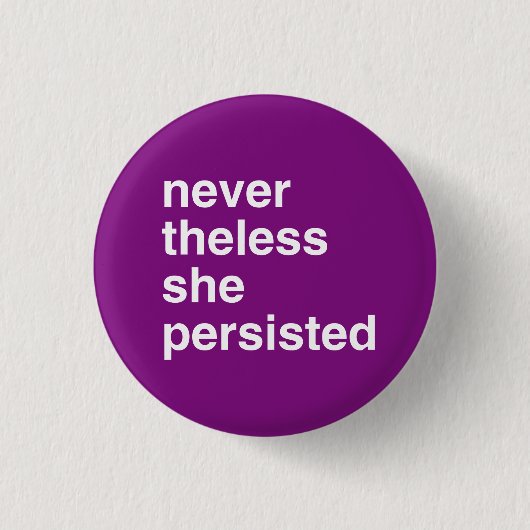 彼女は決して固執しなかった 缶バッジ (正面)