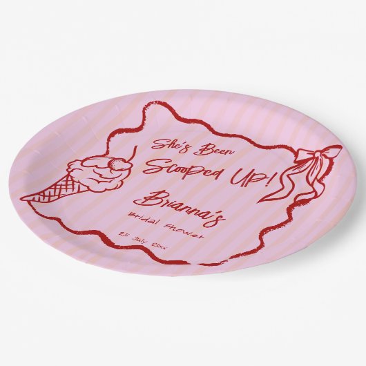 彼女は波打ったスケッチ縁どブライダルをスクープした ペーパープレート (アングル)