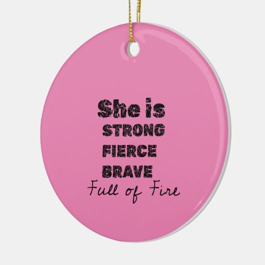 彼女は火に満ちて勇敢な強い顔をしている セラミックオーナメント (左)