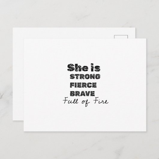 彼女は火に満ちて勇敢な強い顔をしている ポストカード (正面/裏面)