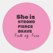 彼女は火に満ちて勇敢な強い顔をしている ラウンドシール (正面)
