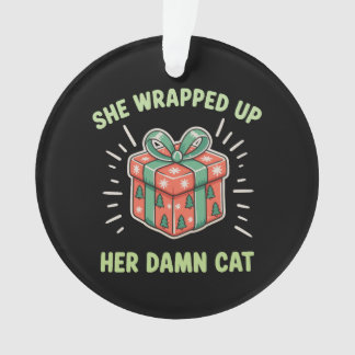 彼女は猫をクリスマスプレゼントのようにラッピングした クリスマス ホリデー オーナメント