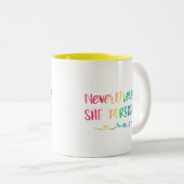 彼女は男女同権主義者水彩画のタイポグラフィの主張しました ツートーンマグカップ (正面右)