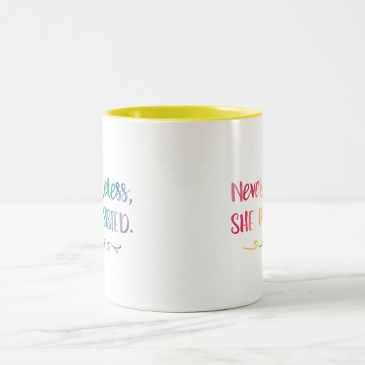 彼女は男女同権主義者水彩画のタイポグラフィの主張しました ツートーンマグカップ (中央)