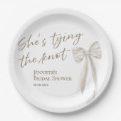 「彼女は白いリボンで結ばれる」ウェディングシャワーの紙皿 ペーパープレート (正面)