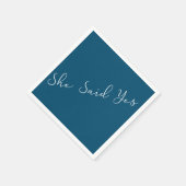 彼女は白と青のエレガントタイポグラフィ、Yesを言った スタンダードカクテルナプキン (角)