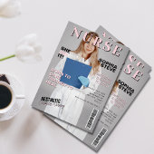 彼女は看護の雑誌の写真卒業を行った 招待状