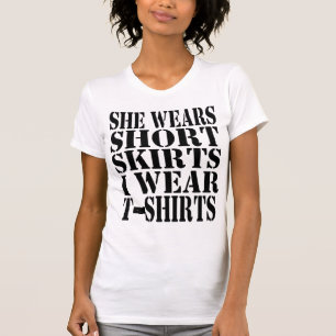 彼女は短いスカートを着て衣服Tシャツを着る Tシャツ