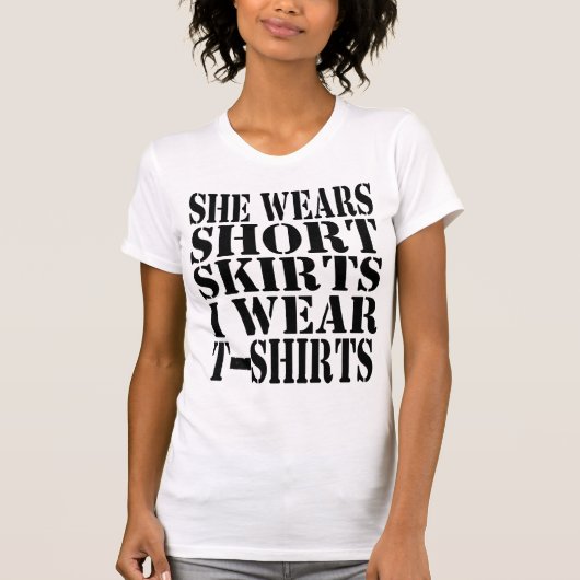 彼女は短いスカートを着て衣服Tシャツを着る Tシャツ (正面)
