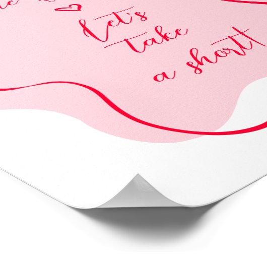 彼女は短いレトロピンクの波打ちを取って結んでいる ポスター (角)