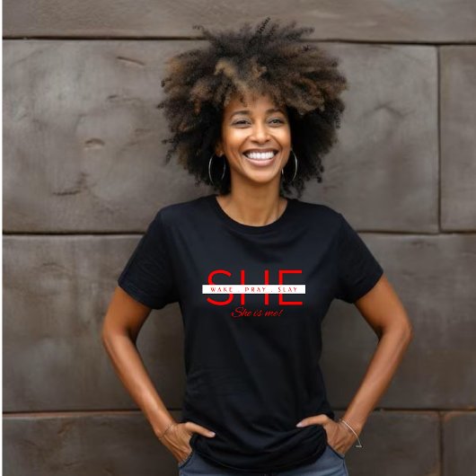 彼女は祈目を覚ます、彼女は私だ Tシャツ