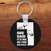彼女は私か自転車おもしろいサイクリング キーホルダー (正面)