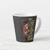 彼女は私が嵐の強い女性であることを小声で言った カフェラテマグ (右アングル)