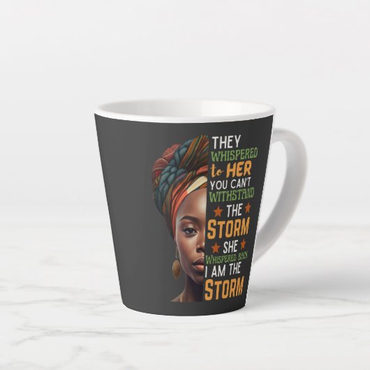 彼女は私が嵐の強い女性であることを小声で言った カフェラテマグ (右アングル)