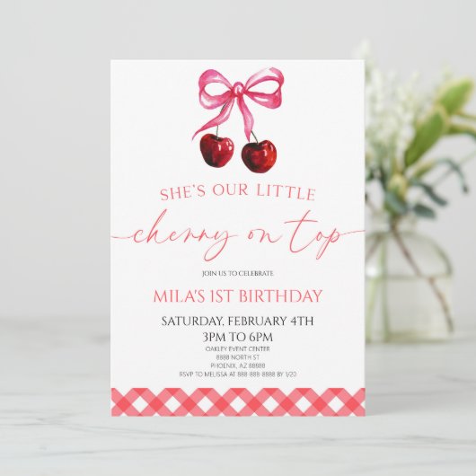 彼女は私たちの小さなさくらんぼの上にトップボウ誕生日パーティー 招待状 (スタンド正面)