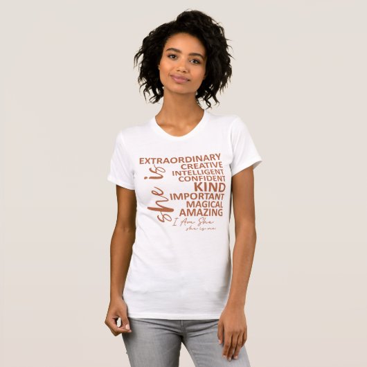 「彼女は私だ」モチャムース肯定タイポグラフィ Tシャツ (正面フル)
