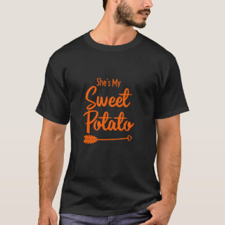 彼女は私のサツマイポテトYesIヤムTシャツ Tシャツ