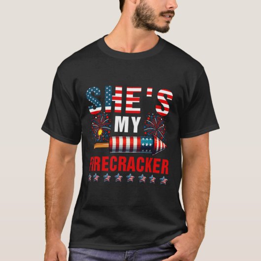 彼女は私のスパークラー7月の花火愛好家のコストの4番目である Tシャツ (正面)