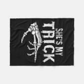 彼女は私のトリックのスケルトンのカップルに一致するハロウィーン フリースブランケット (正面(横))