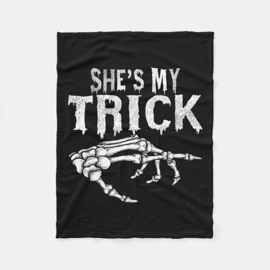 彼女は私のトリックのスケルトンのカップルに一致するハロウィーン フリースブランケット (正面)