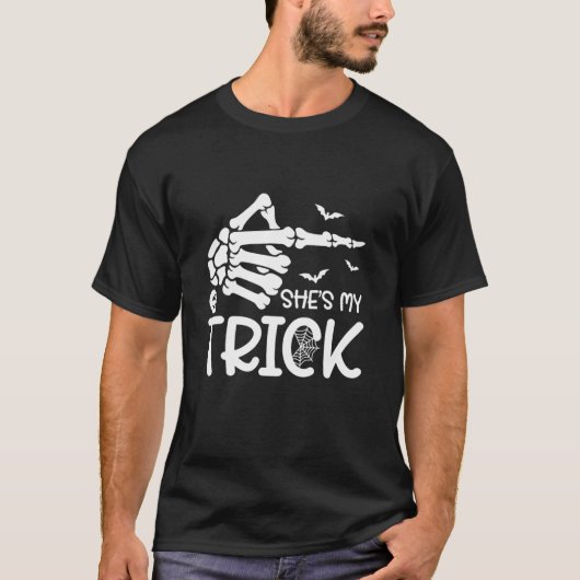 彼女は私のトリートスケルトンの手の面白いハロウィーンコスト Tシャツ (正面)