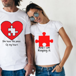 彼女は私のハート、カップルのバレンタインの一部を持っている Tシャツ