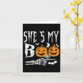 彼女は私のブー骨格の手かぼちゃのハロウィンマッチだ カード (黄色い花)