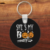 彼女は私のブー骨格の手かぼちゃのハロウィンマッチだ キーホルダー (正面)