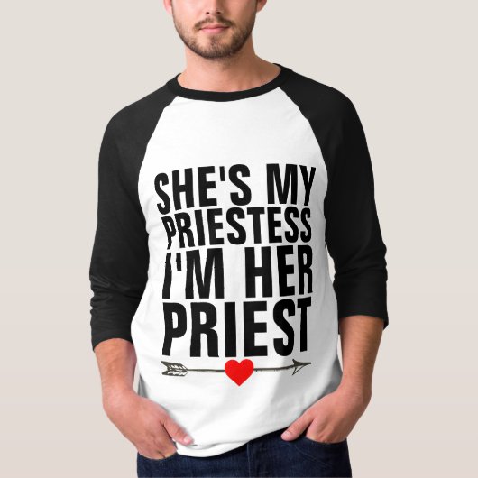 彼女は私の女司祭で、男性のTシャツ Tシャツ (正面)