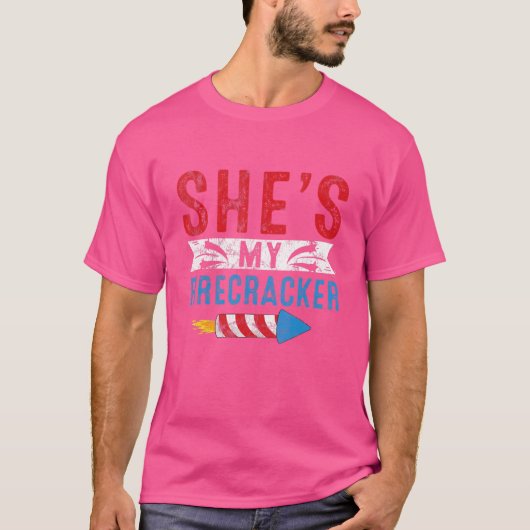 彼女は私の爆竹の7月4日の彼と彼女のマッチンである Tシャツ (正面)