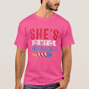 彼女は私の爆竹の7月4日の彼と彼女のマッチンである Tシャツ