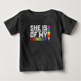 彼女は私の虹のもう半分 レズビアン ゲイ ベビーTシャツ