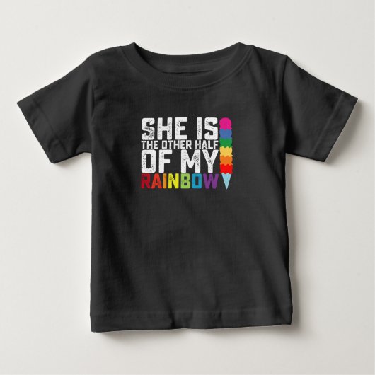 彼女は私の虹のもう半分 レズビアン ゲイ ベビーTシャツ (正面)