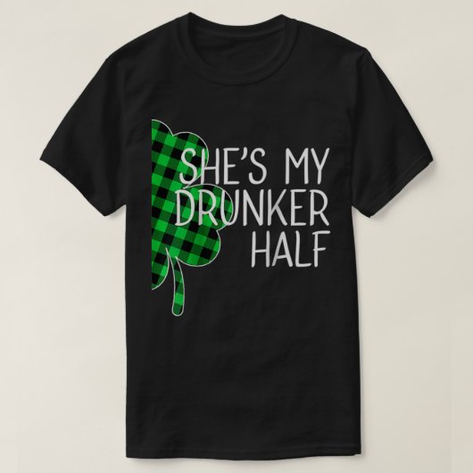彼女は私の酔っ払いの半分に一致するSt patricks dayCou Tシャツ (デザイン正面)